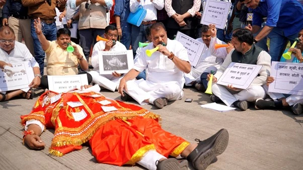 Umang Singhar leader of opposition Leads Congress Protest, Slams Govt's 'Kumbhakarna-Like Silence' on Corruption.