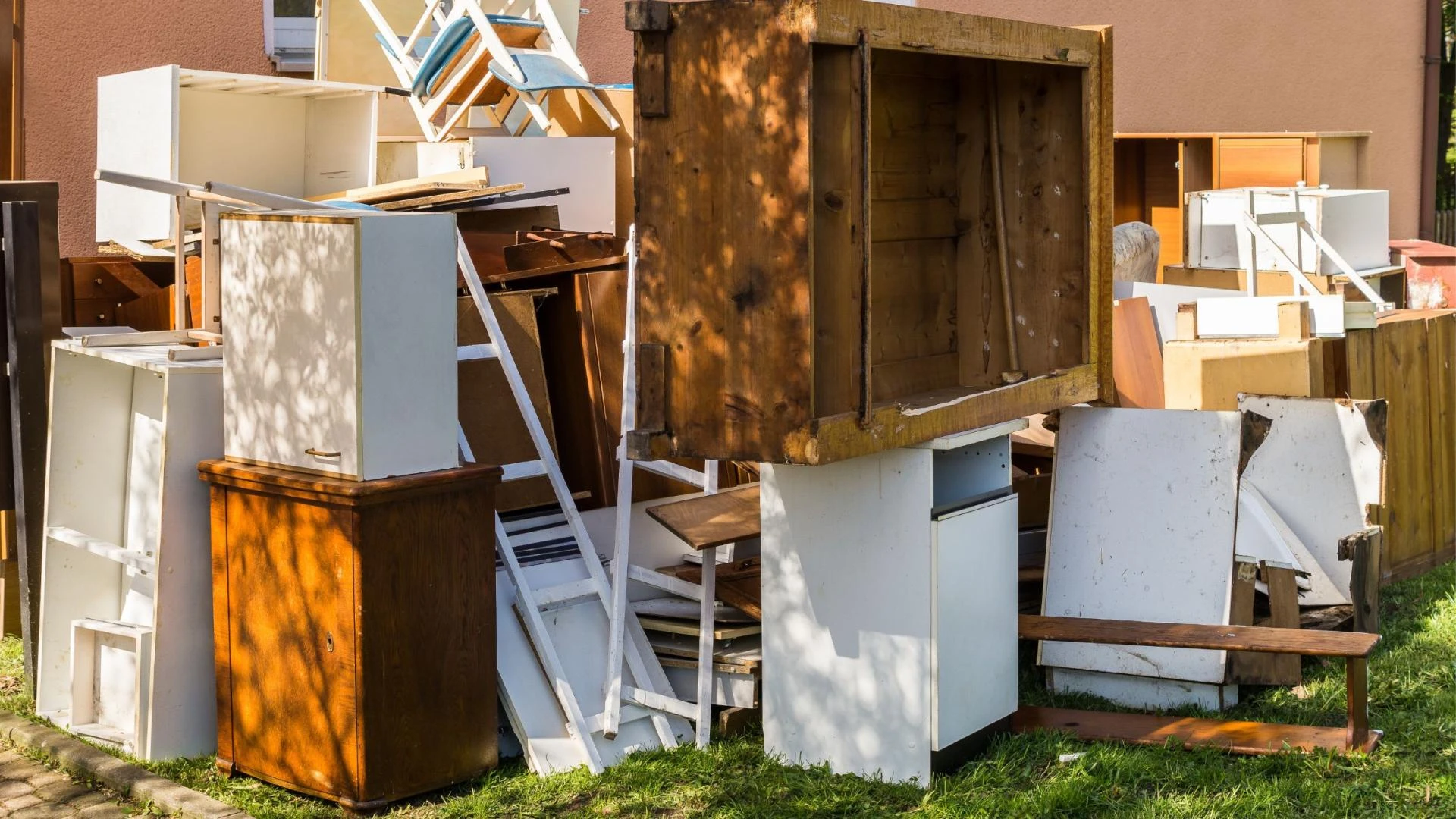 How to Minimize Waste and Maximize Value in Furniture Disposal?