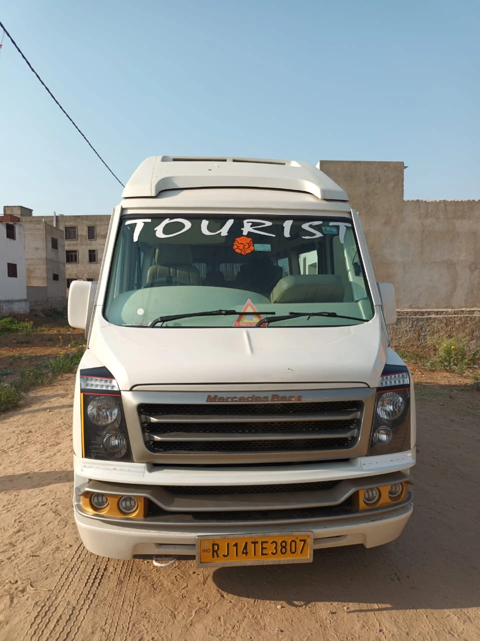 Delhi to Kashmir Tour by Tempo Traveller – A Scenic Adventure Awaits