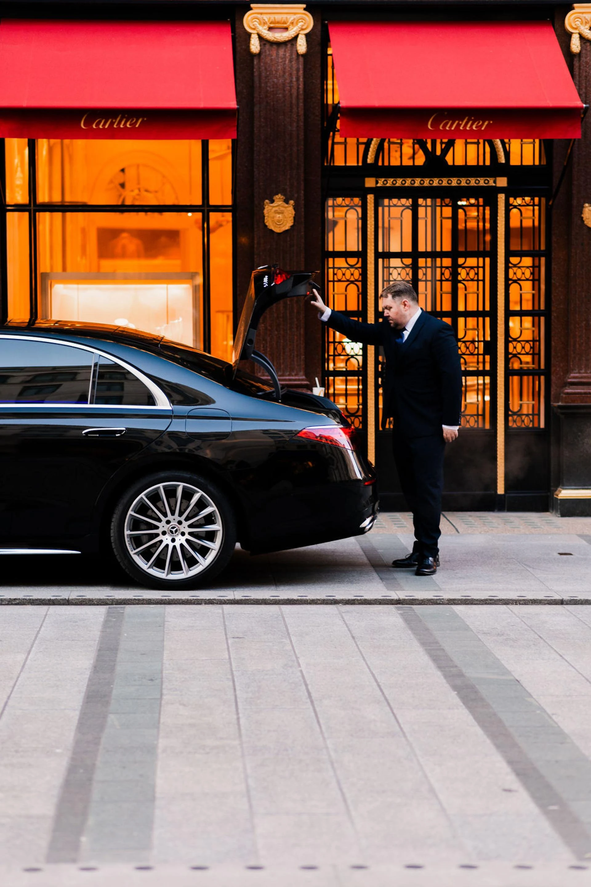 Discover Glasgow’s Hidden Gems with a Professional Tour Chauffeur