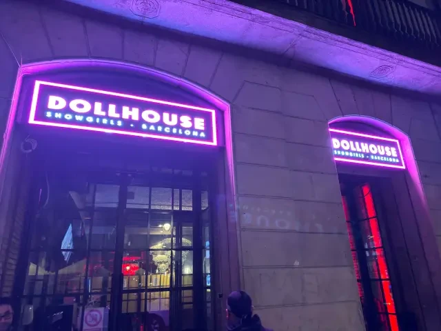Scopri il più grande bordello di Barcellona: Dollhouse Barcellona