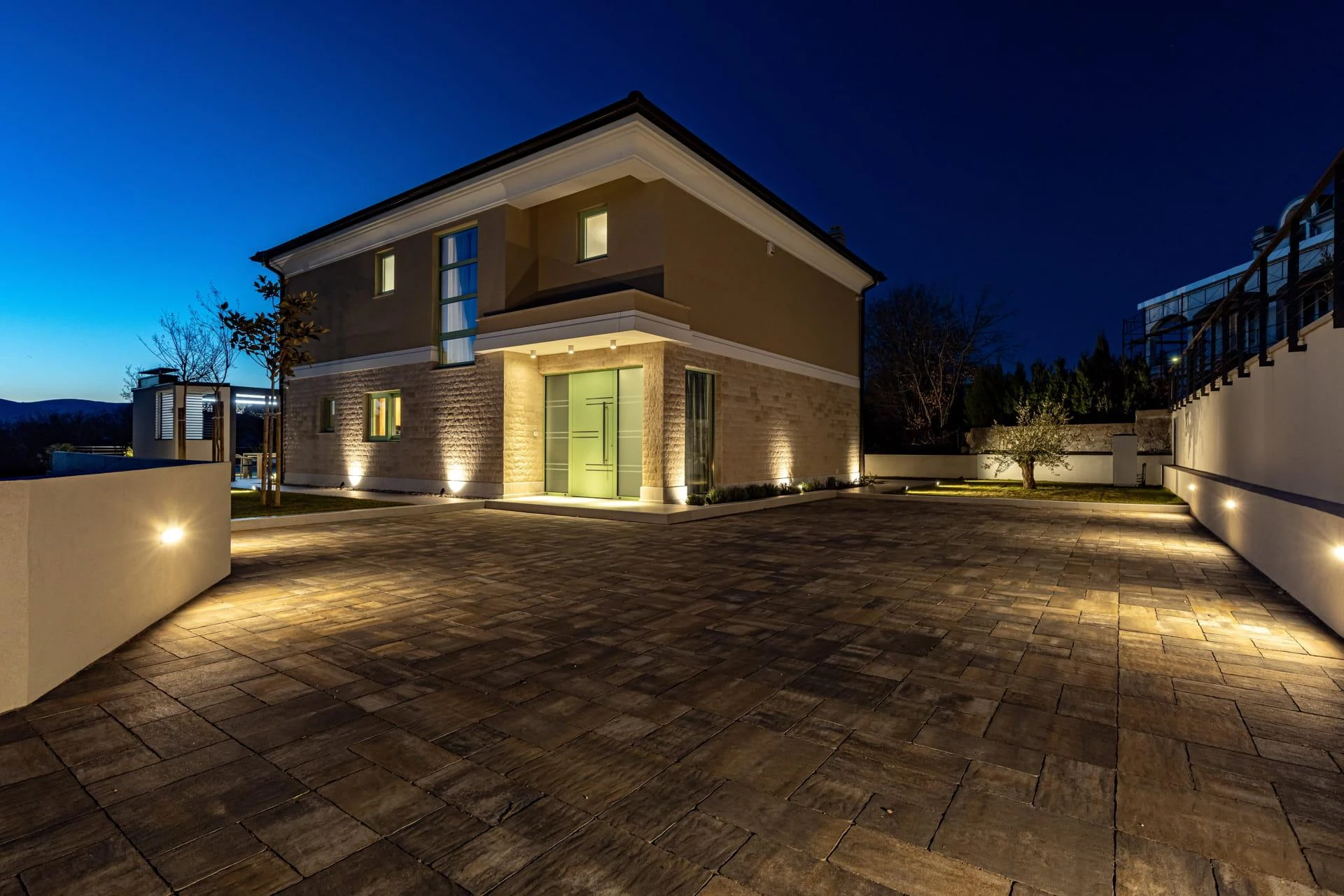 7 Valuable Reasons to Install Custom Landscape Lighting