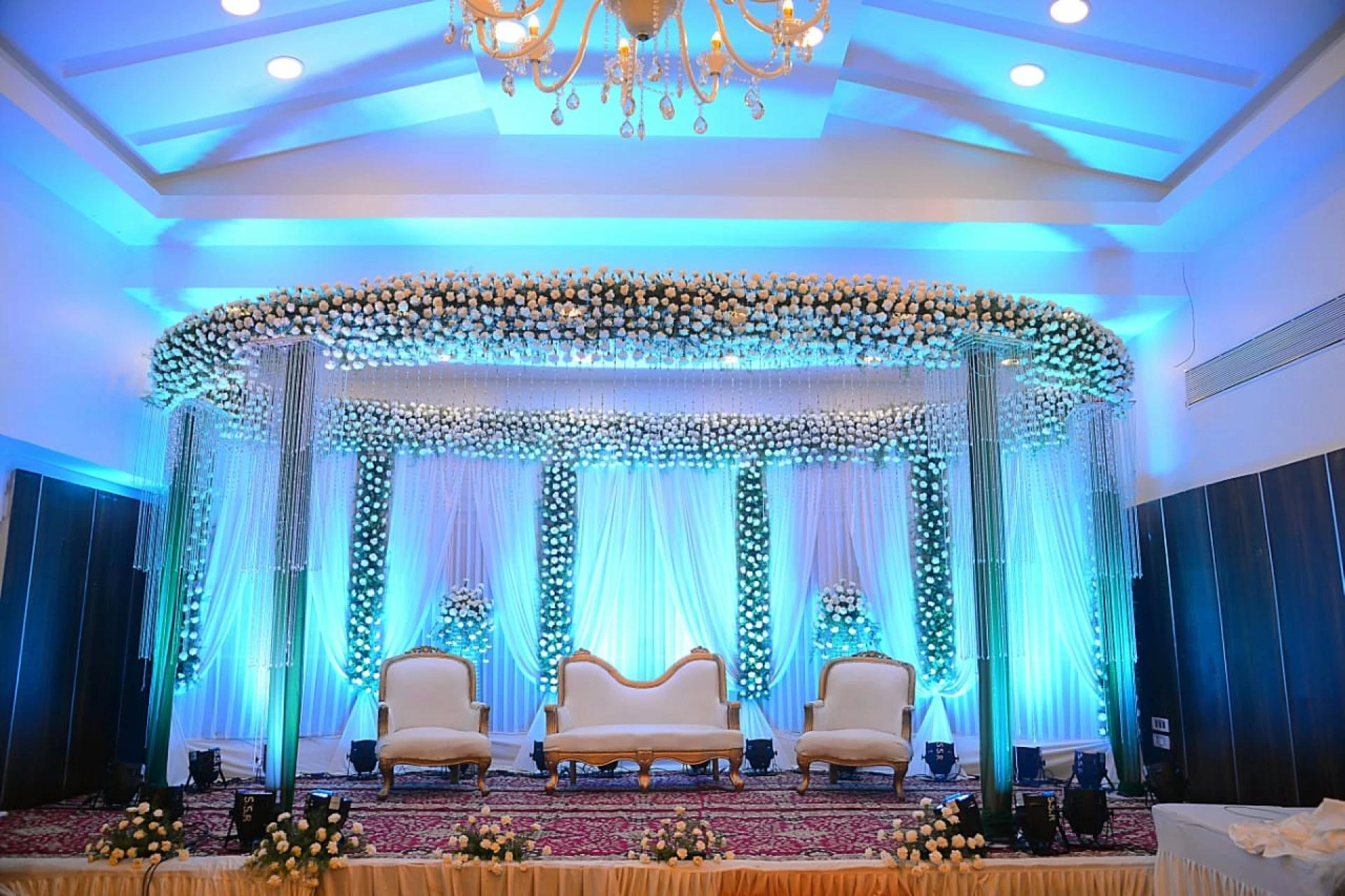 How to Decorate a Room for a Wedding Anniversary?