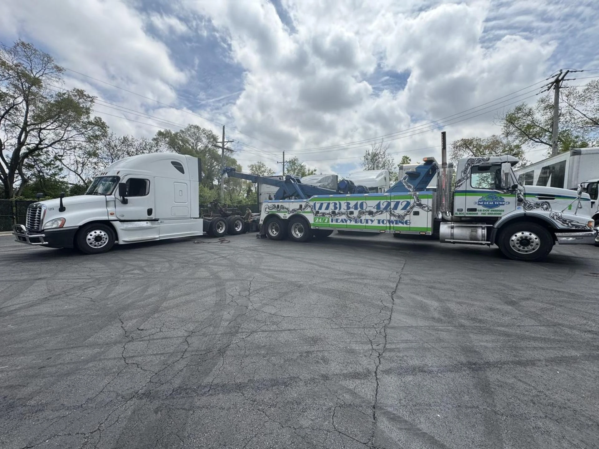 24/7 Towing Service in Elk Grove Village Is Essential to Avoid Roadside Stress — See How?