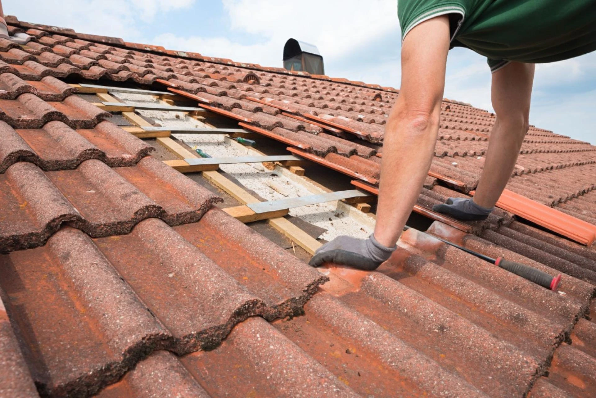 Roofing Contractor: Your Guide to Hiring the Right Professional in Santa Clarita