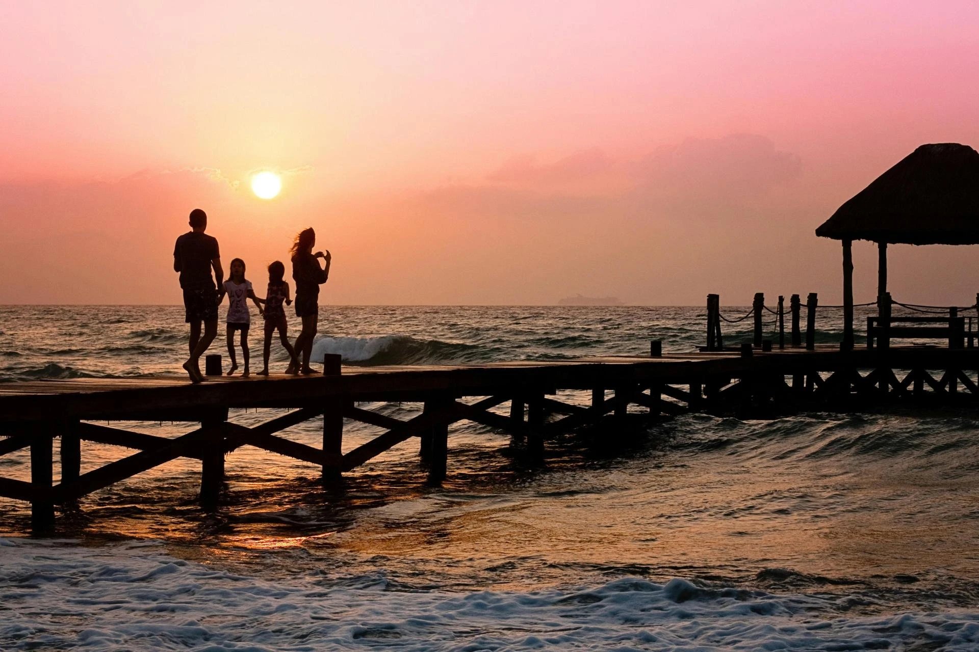 9 Fun Activities to Do on a Family Vacation by the Ocean