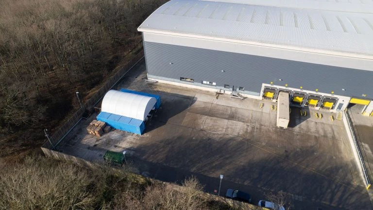 Kreative Überdachungslösungen für Container im industriellen Einsatz
