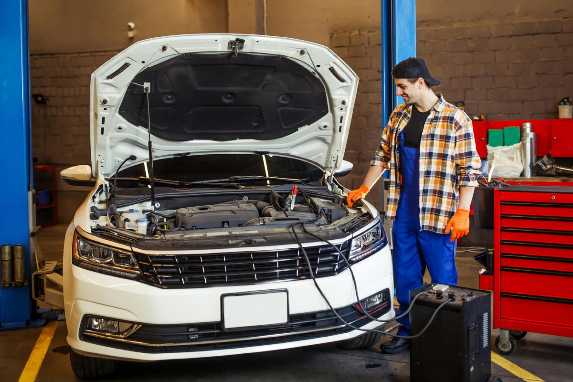 Top Signs You Need a Car Battery Replacement in the UAE