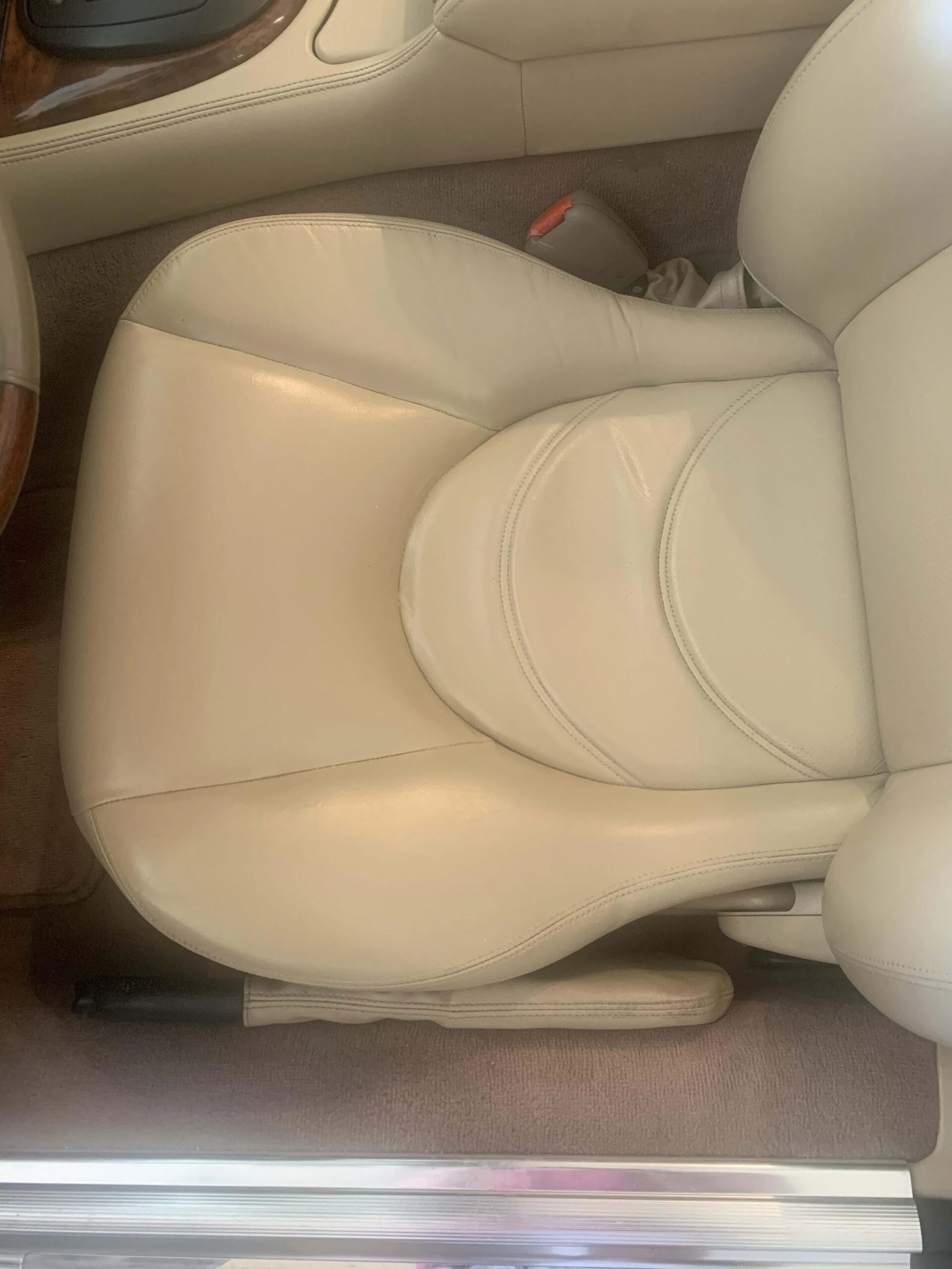 Restoring Elegance with Expert Leather Garment Repair