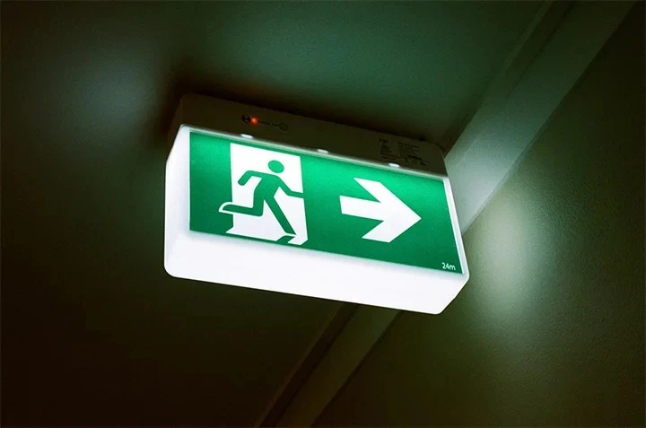 Guide with Style: The Importance of Custom Directional Signage in Modern Spaces