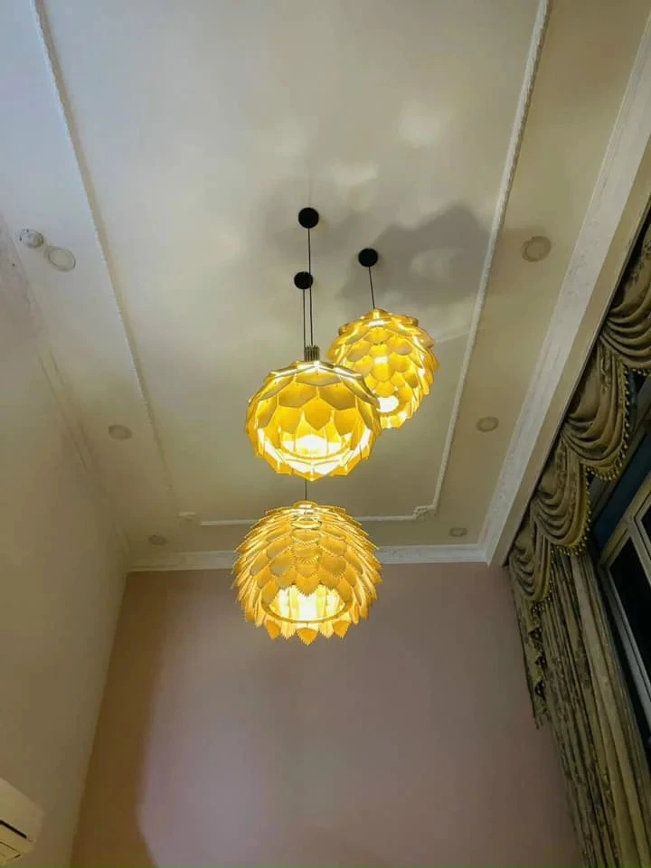 Những Lưu Ý Quan Trọng Khi Vệ Sinh Đèn Trần Gỗ Phòng Khách