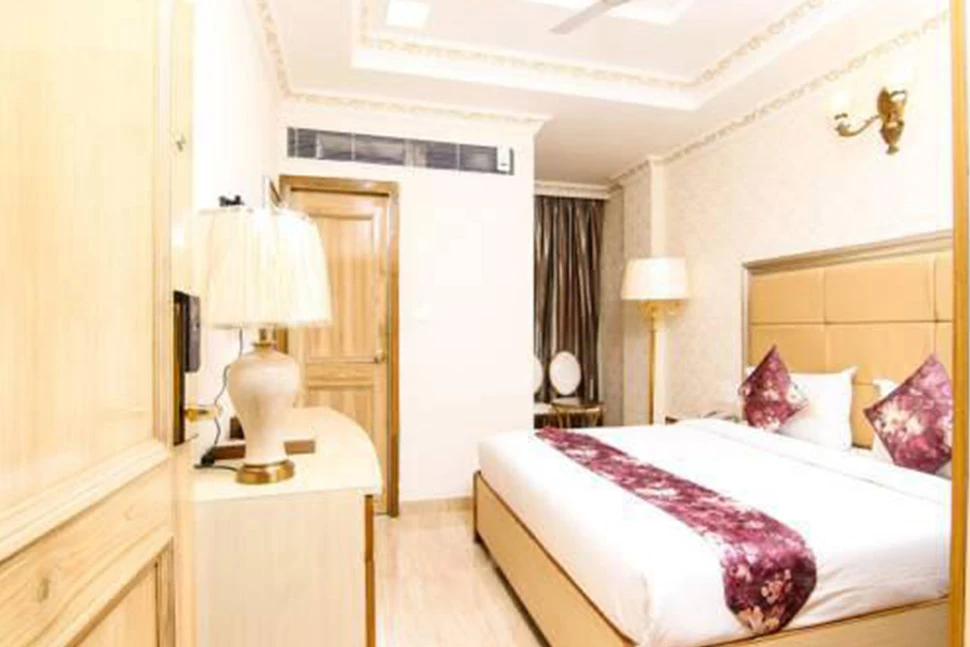 Book Hotel Room in Hazratganj with Early Check-in Deals