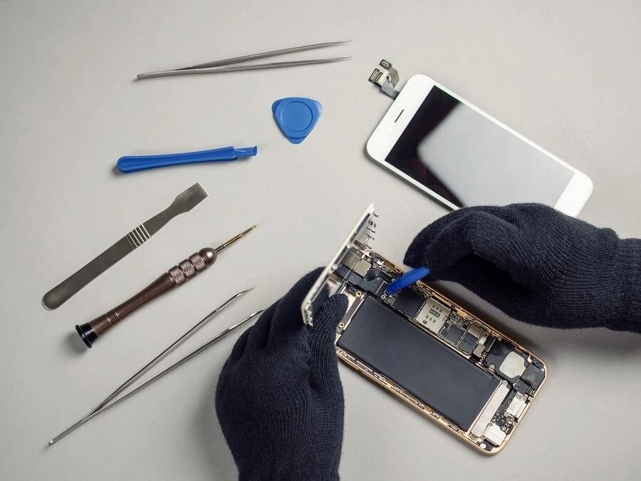 Newark iPhone Techs Break Down Liquid Damage Repair