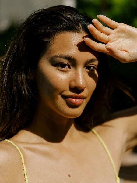 How to Use Dry Shampoo for a Minimalist Summer Hair Care Routine 