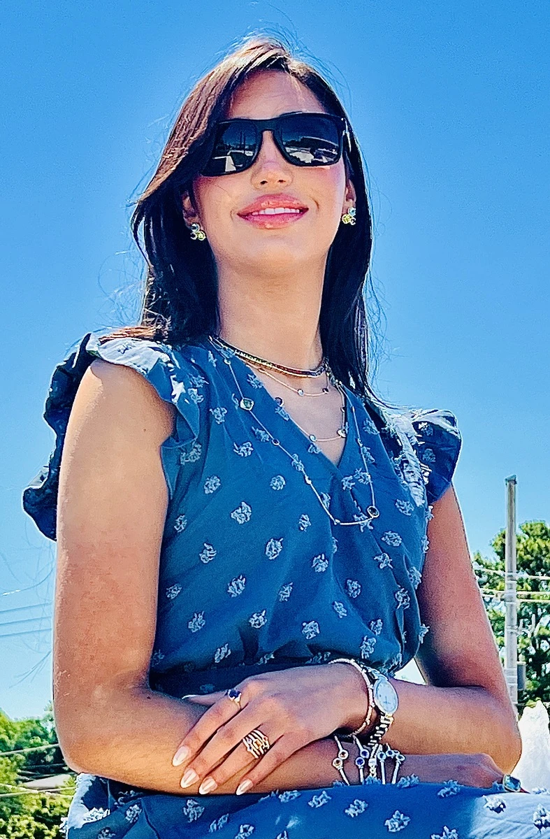 How to Wear Jewelry That Moves with the Light