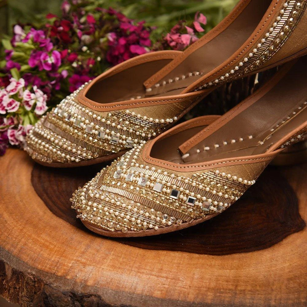 Velvet Jutti by Gulbhahar: A Timeless Royal Mix of Tradition and Sophistication