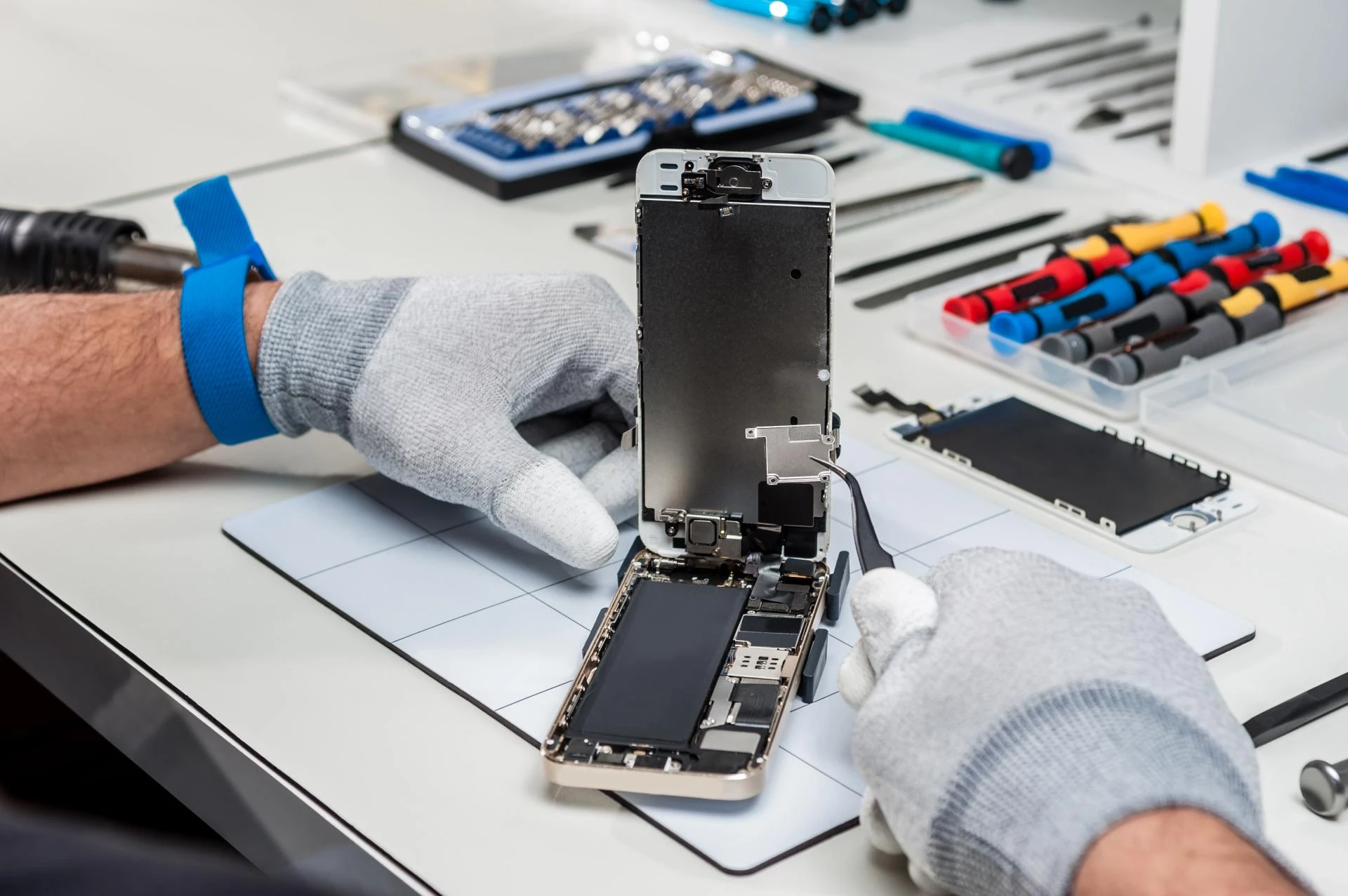 Mobile Phone Repair Shop Services Explained: Screens, Batteries & More