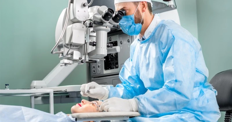 عملية الماء الأبيض في العين