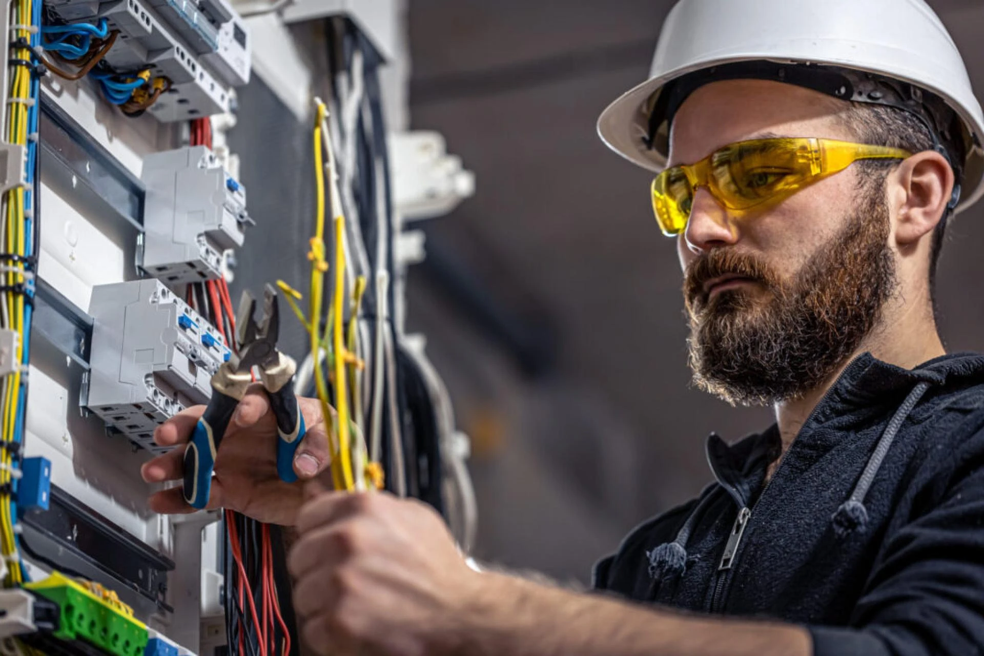 How to Choose the Right Commercial Electrician in London