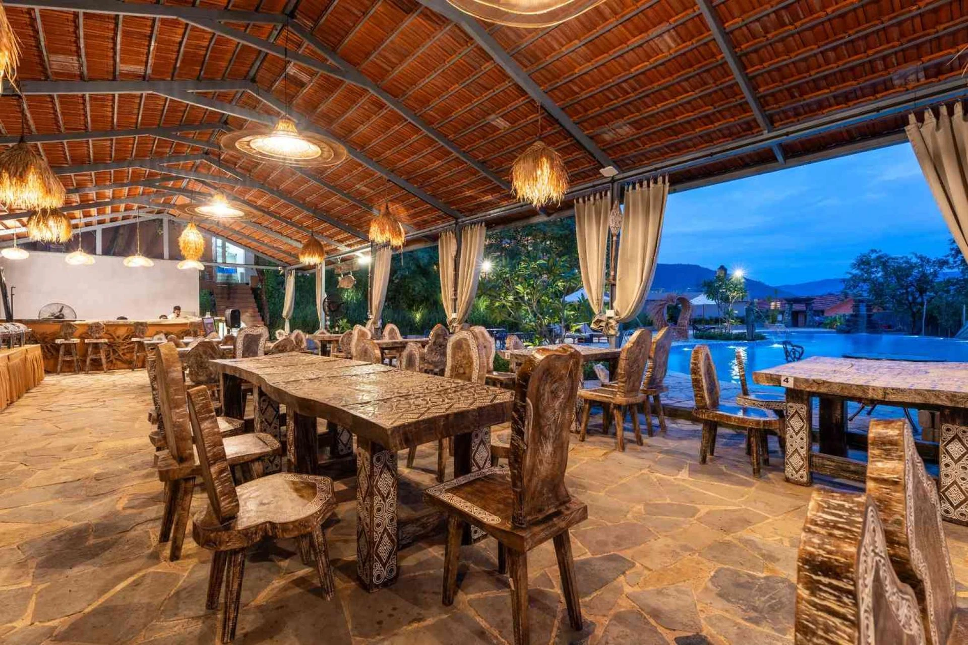 Which Is Better: Boutique Hotels or Luxury Resorts in Pune for First-Time Visitors?