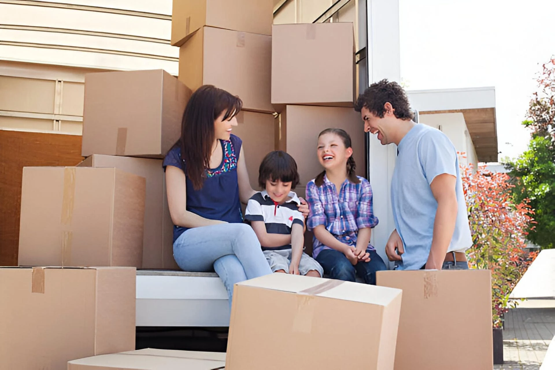 What are the key benefits of hiring a local moving company?