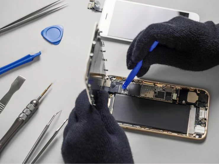 Cracked Screen or Battery Issues? Visit a Cell Phone Repair Shop in Mobile