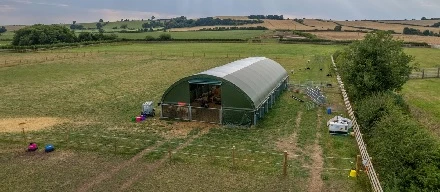Rundbogenhalle Landwirtschaft: Flexibler & Mobiler Stall