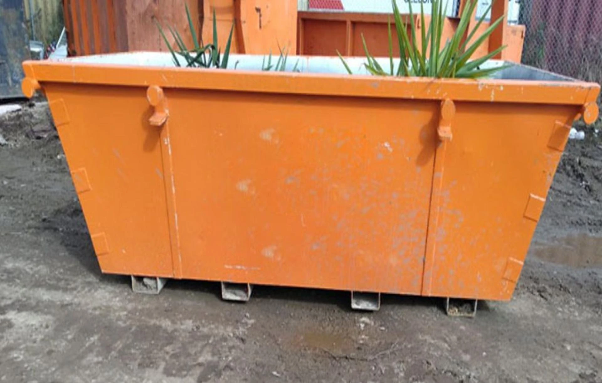 Why Local Skip Bin Hire in Lara Beats City-Based Waste Services