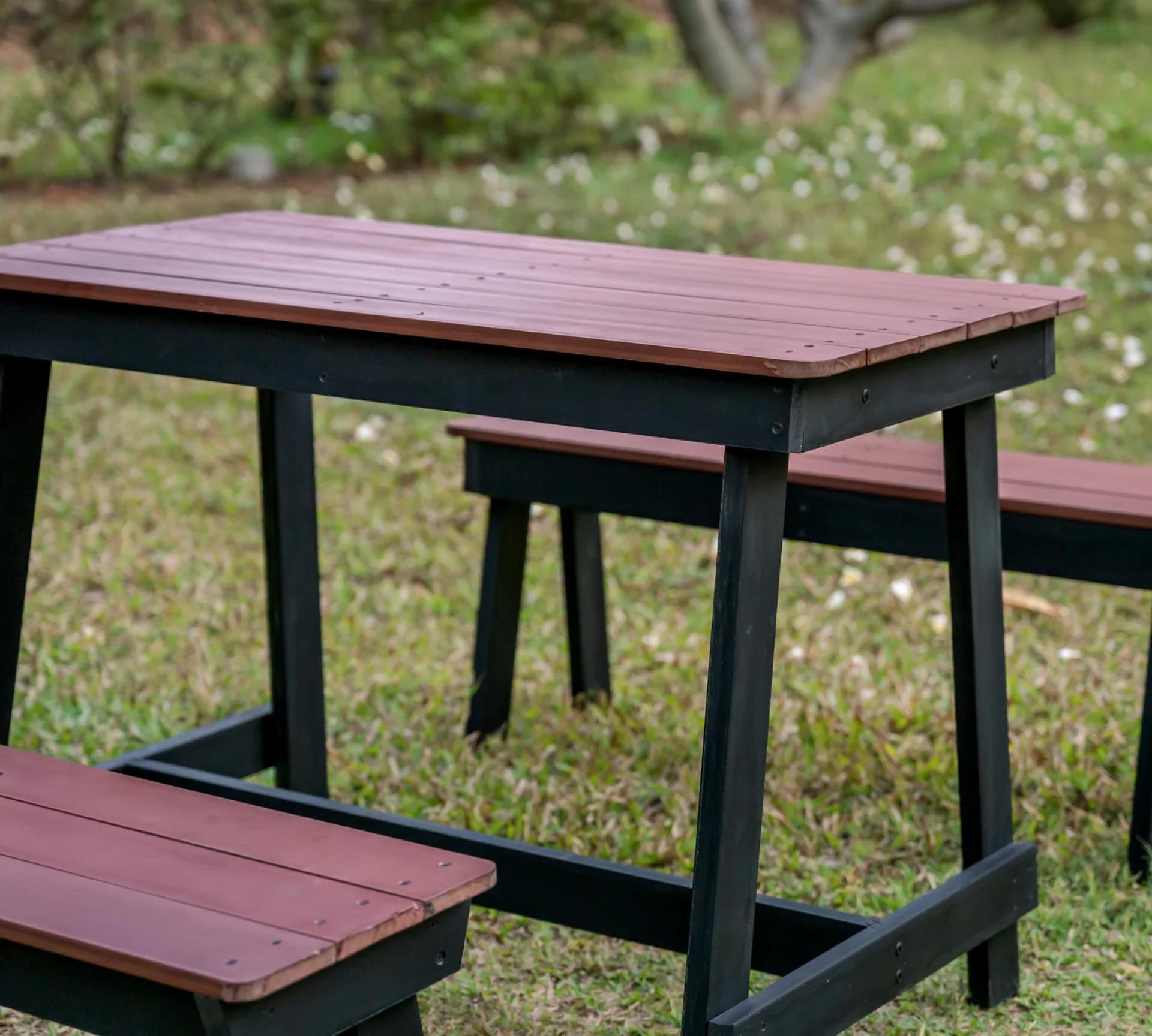 Perfect Picnic Tables to Have Fun When Eating Outdoors
