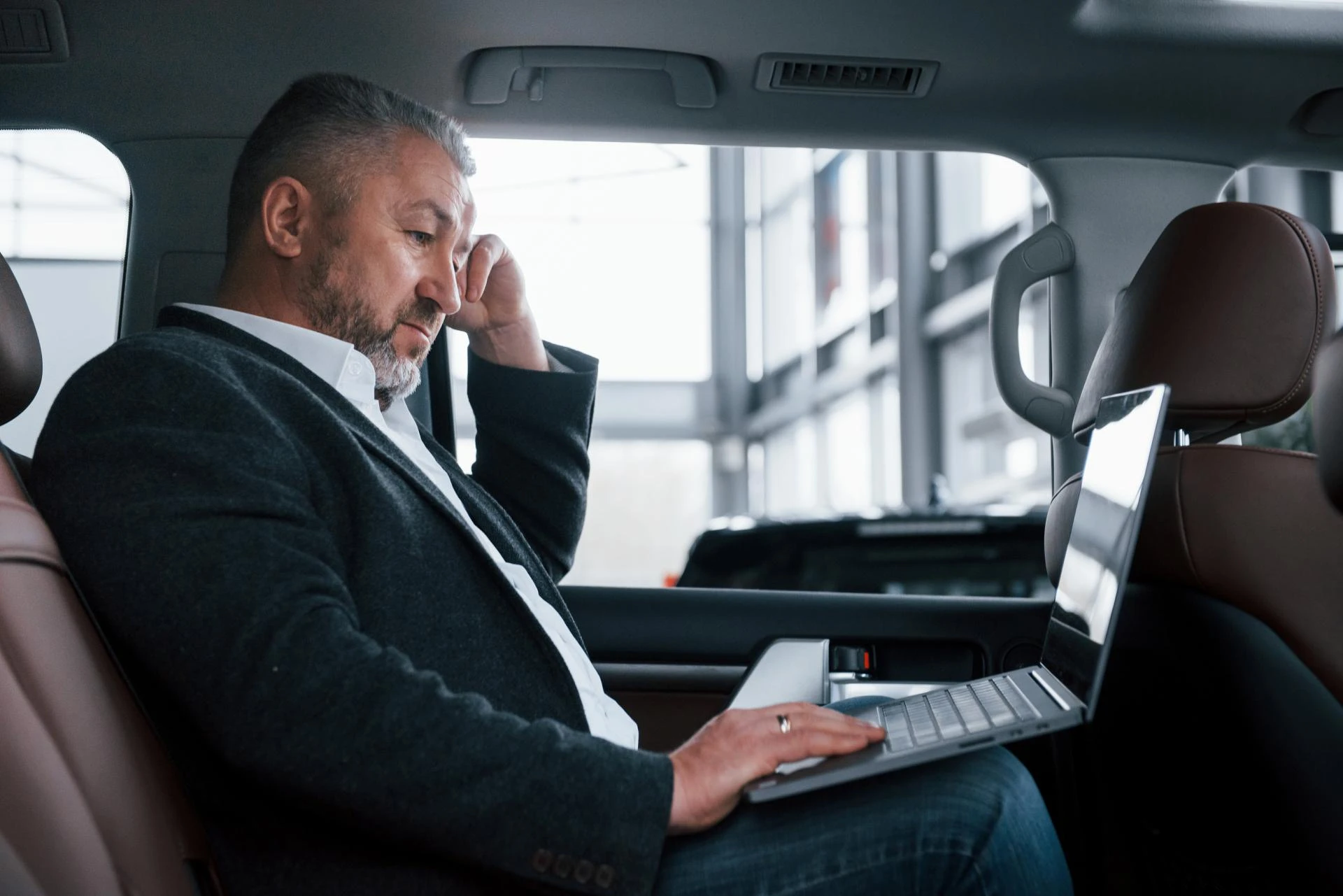 Why Business Travellers Prefer Executive Airport Car Services 