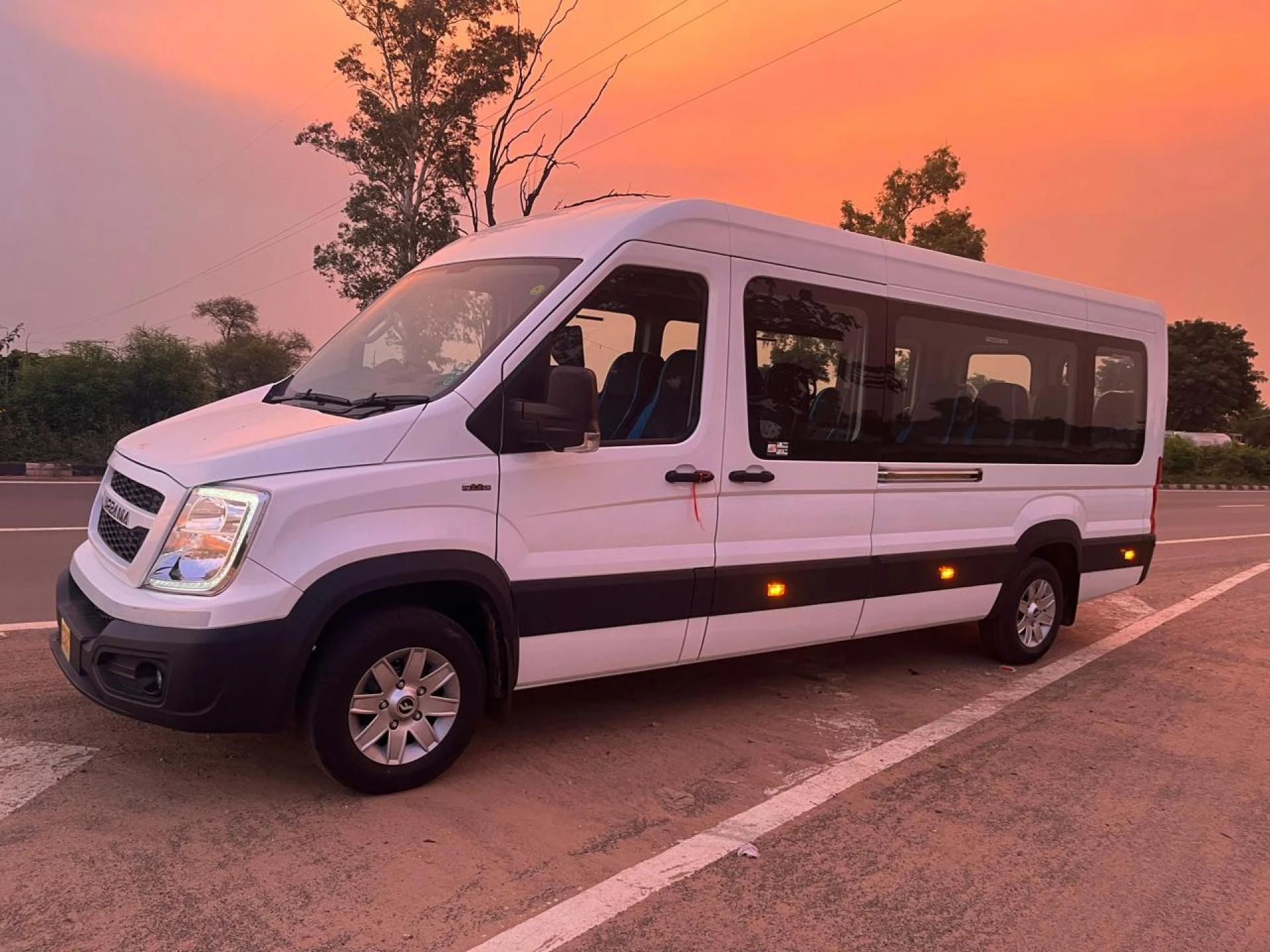 Force Urbania Hire in Jaipur – Luxury 9 to 17 Seater Vans for Every Journey