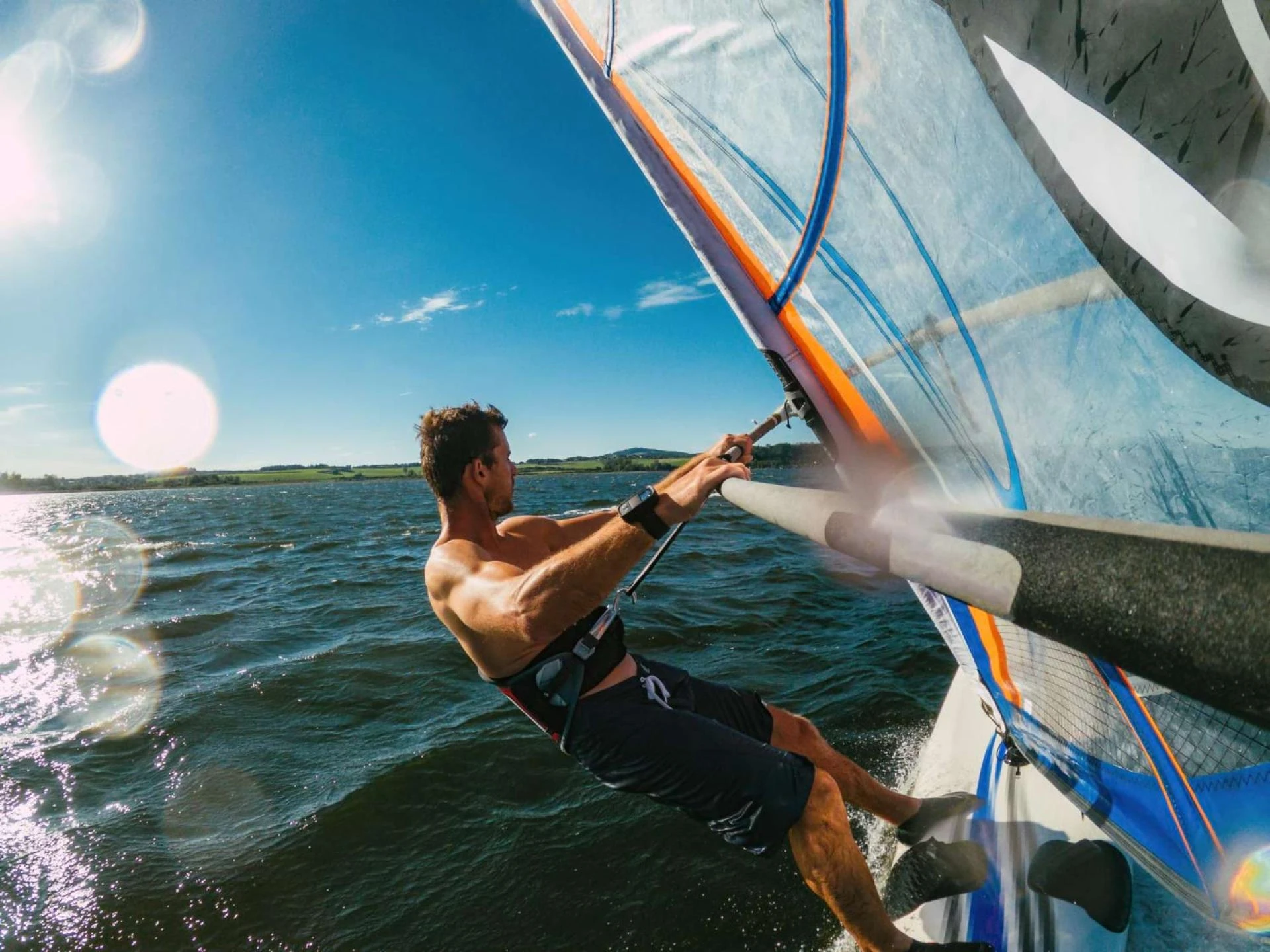 Wybór desek do windsurfingu – poradnik dla początkujących i zaawansowanych