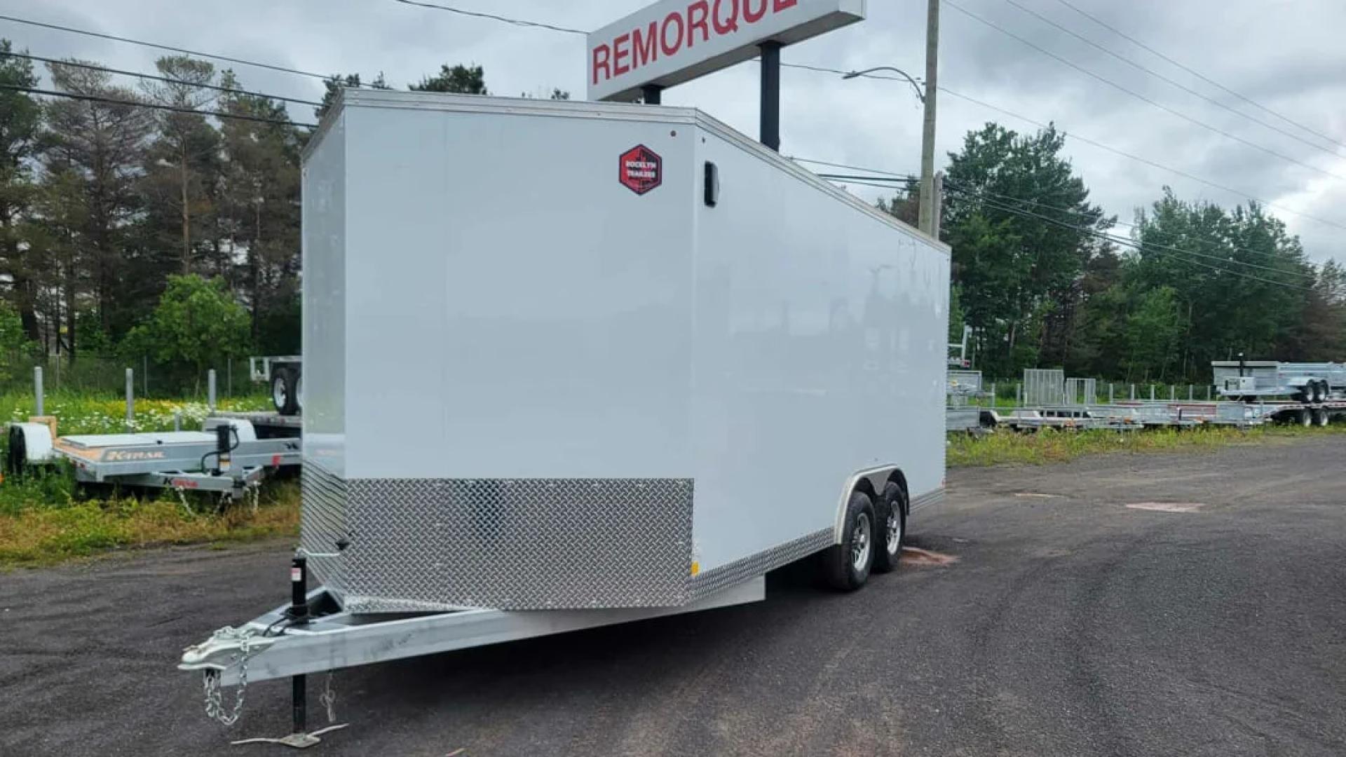 Quels sont les principaux avantages de l’utilisation de remorques fermées pour le transport ?