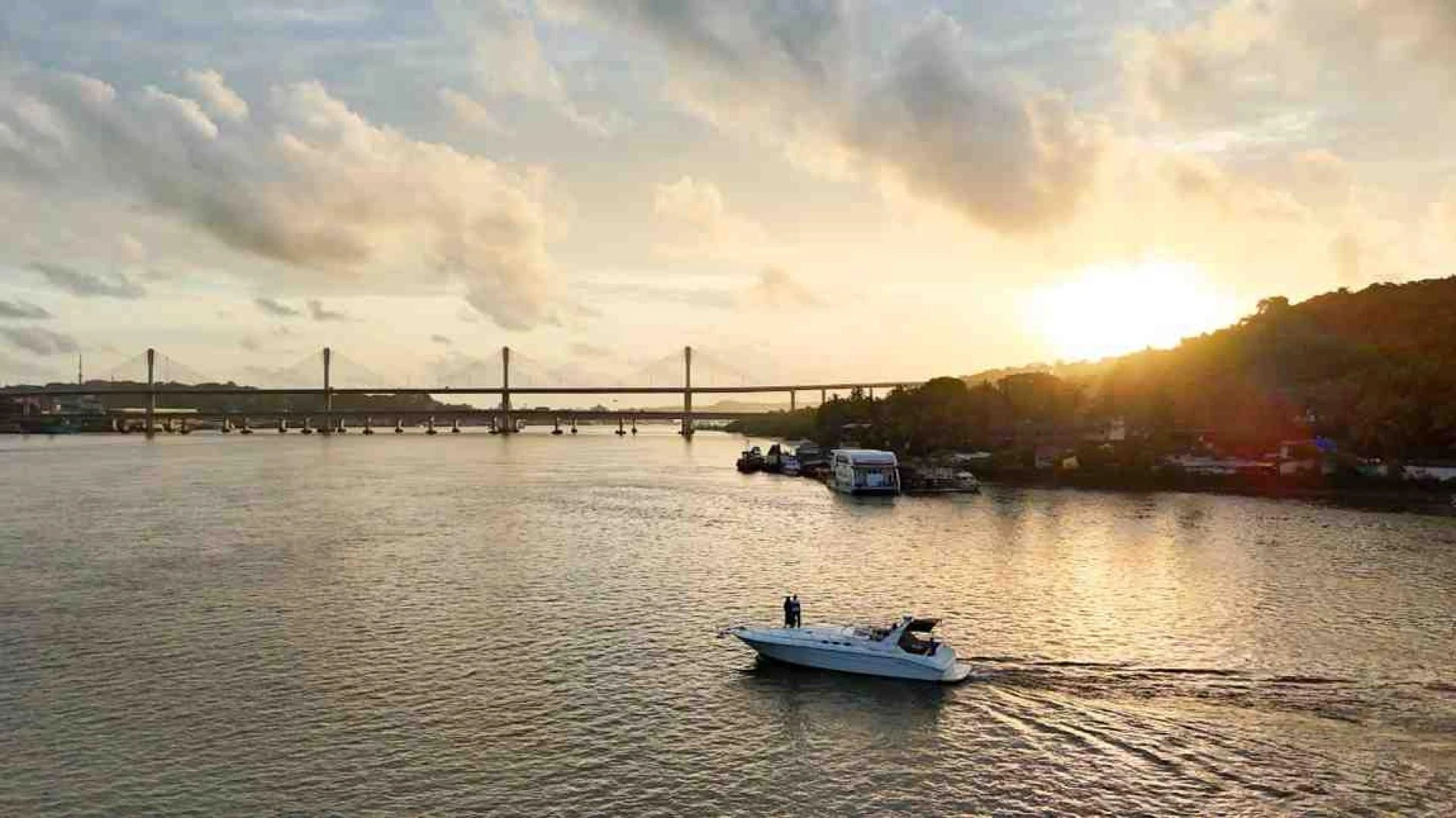 Plan a Dinner Date on the Yacht with Your Loved Ones