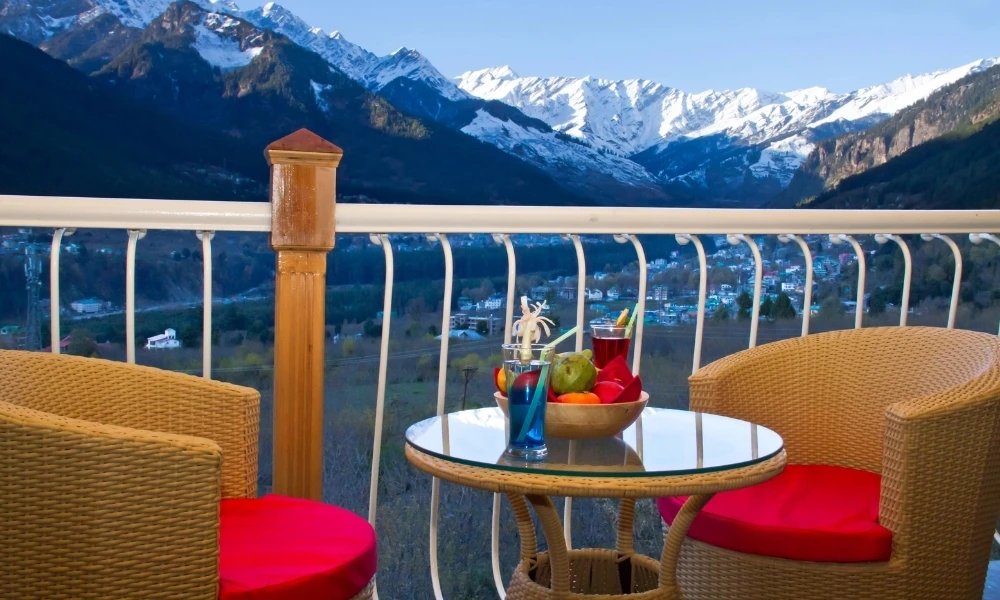 What Are the Advantages of Staying in 5 Star Resorts Over Boutique Hotels