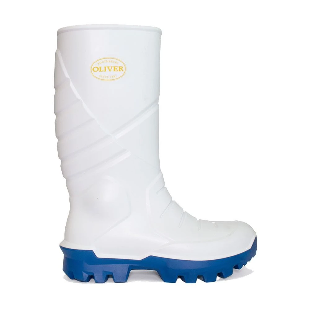 How to Choose the Right Gumboots for Harsh Weather Conditions