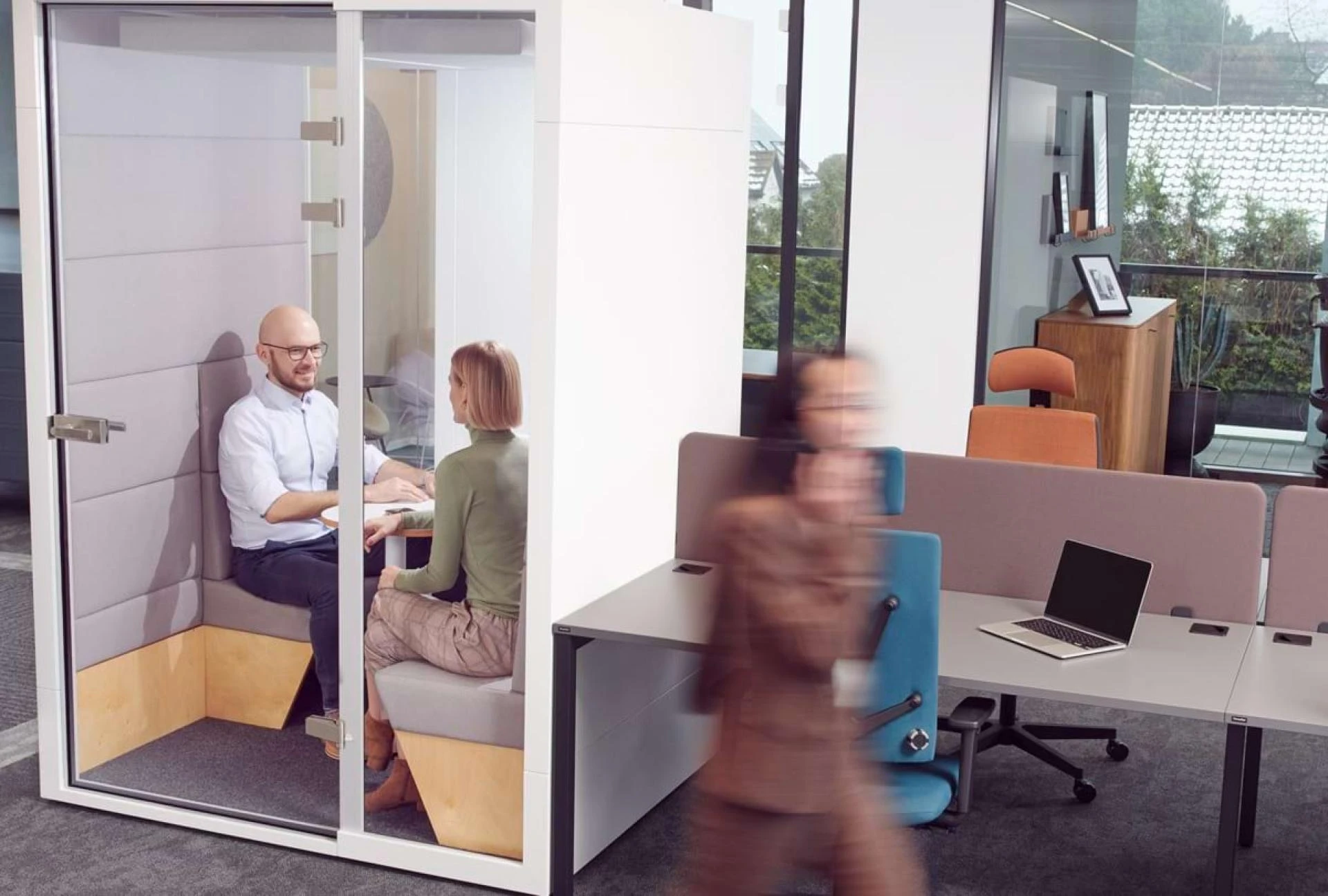 Przestrzeń do rozmów i skupienia: akustyczne rozwiązania do współczesnych biur