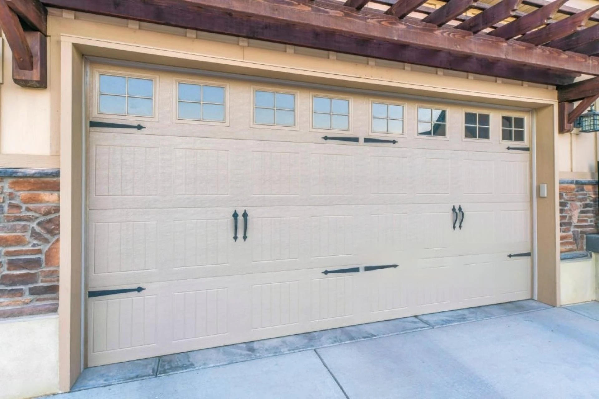Comparing Different Types of Commercial Garage Doors in Utah