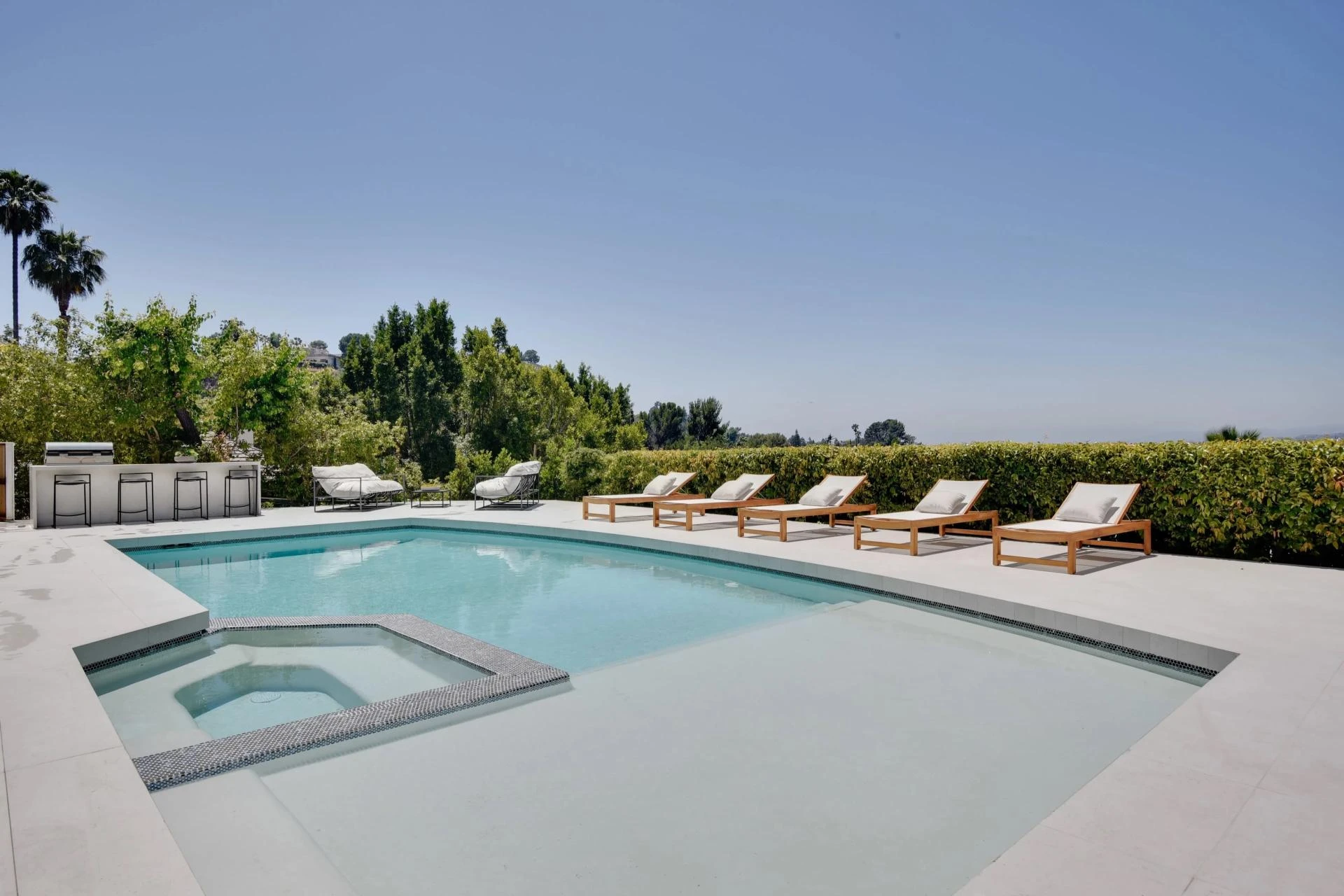 5 Questions to Ask Before Hiring a Swimming Pool Company in Cincinnati