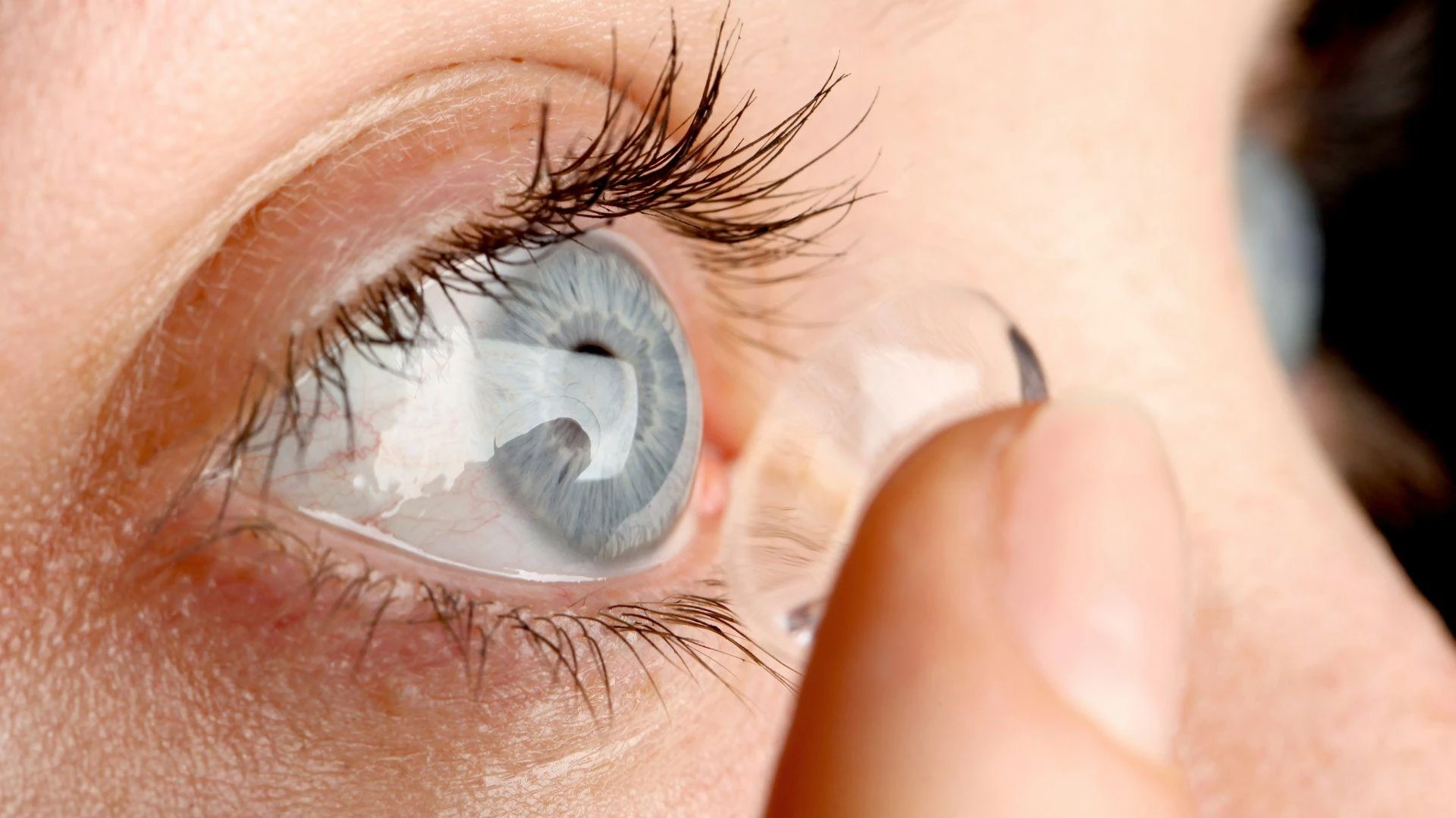 How to Choose the Best Colored Contact Lenses in Pakistan