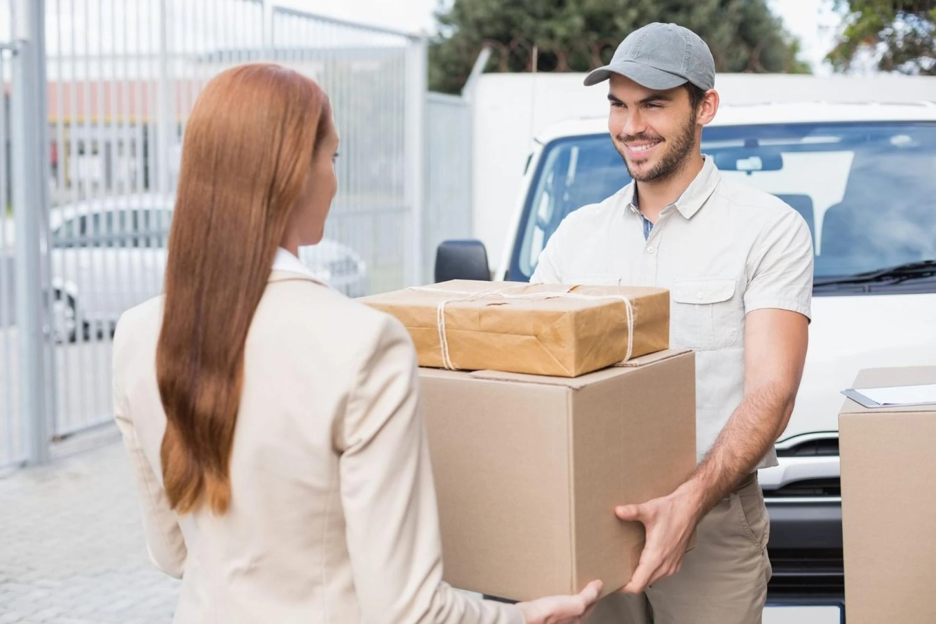 Why Businesses Prefer Same Day Delivery Parcels