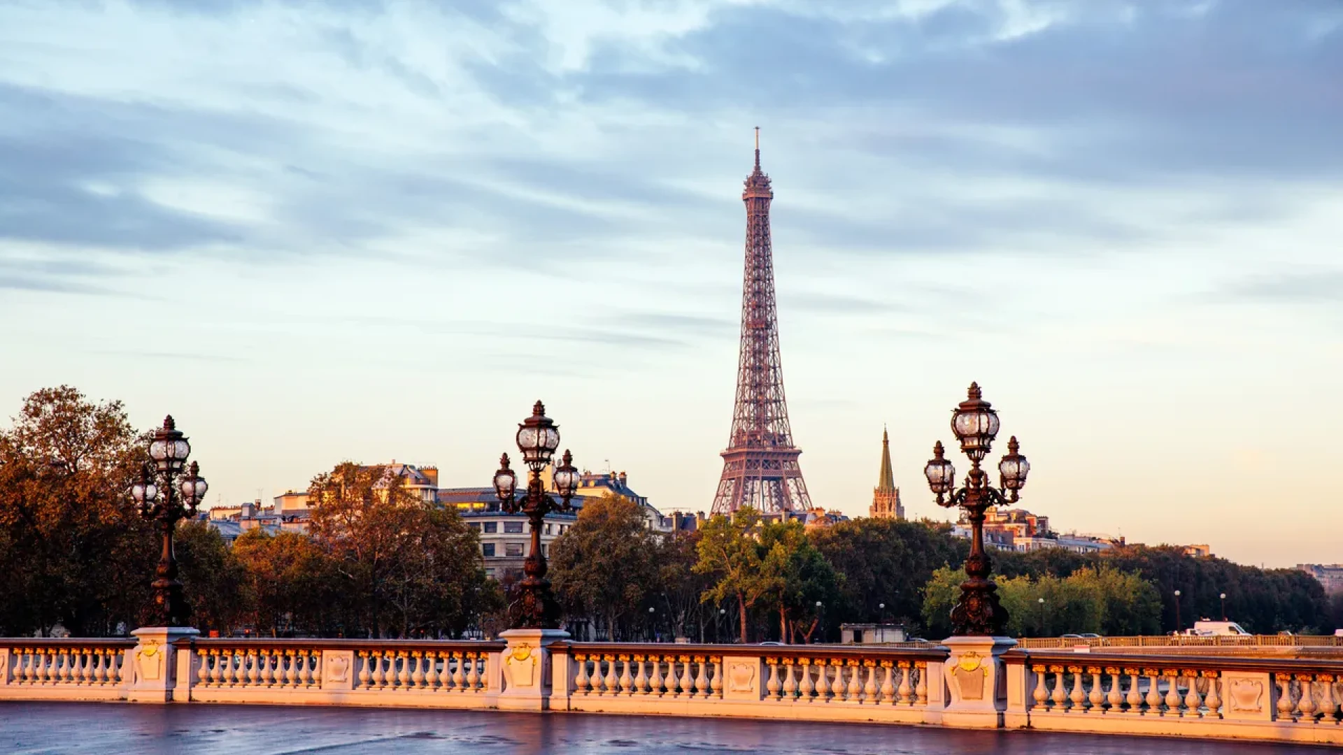 Unlock Cheap Flights to Paris with a Trusted Travel Agency