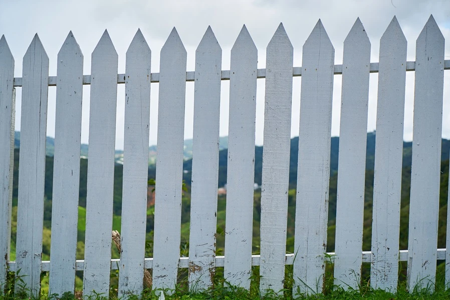5 Benefits of Installing Custom Vinyl Fencing in Massachusetts