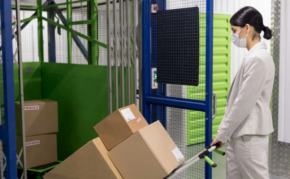 Abu Dhabi's Industrial Cargo Lift Solutions: Improving Heavy Lifting Safety and Efficiency