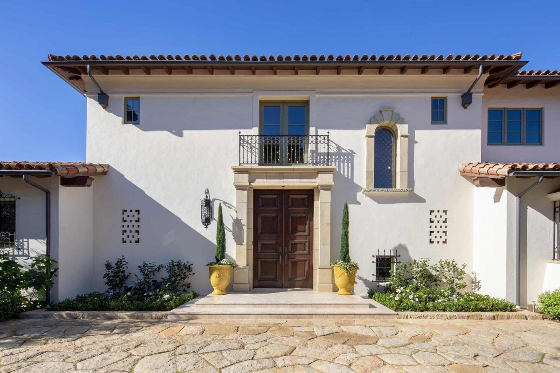 Shadow and Silhouette: The Monterey Style’s Dramatic Use of Light and Form!