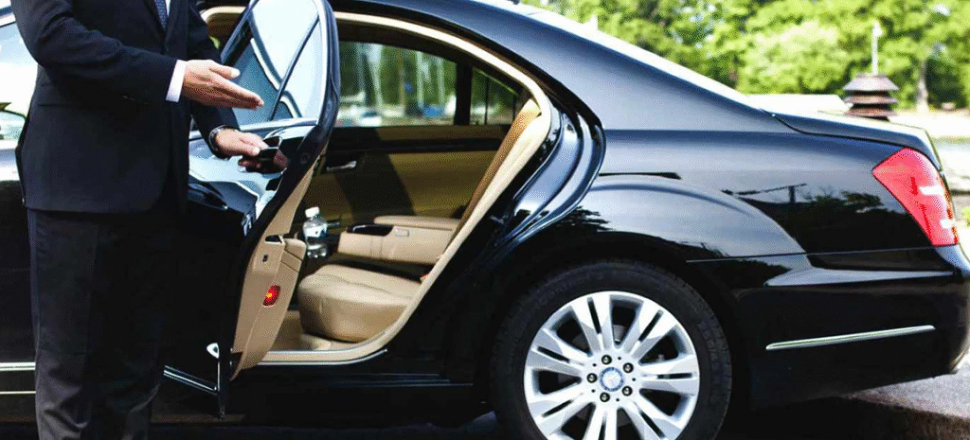 Top Reasons to Choose a Black Car Service Near Me for Airport and Concert Travel