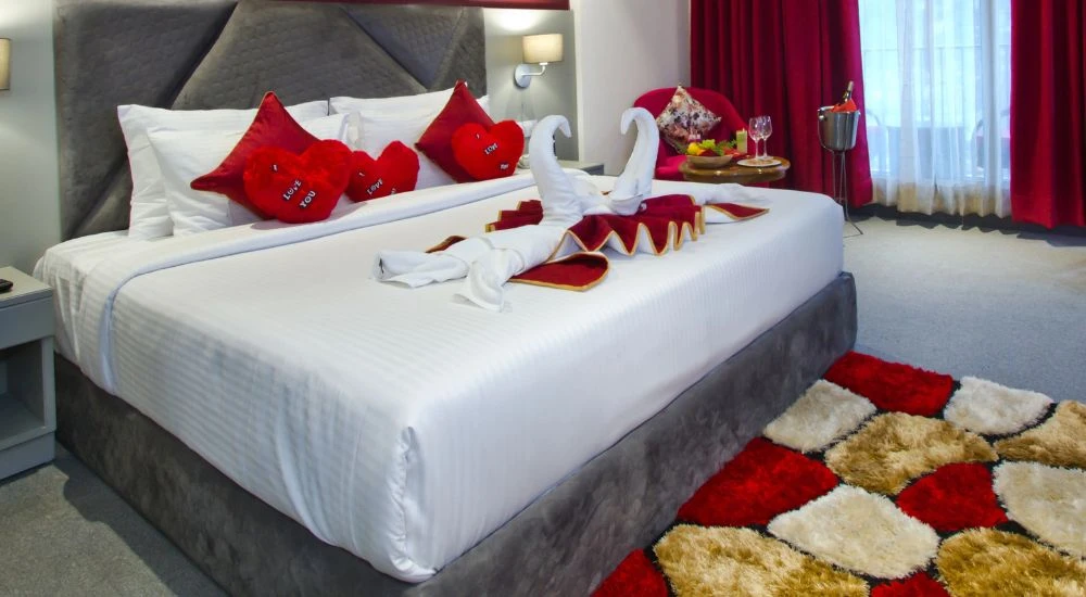 Top 7 Luxury Resorts in Manali for Honeymoon with Private Jacuzzi Suites