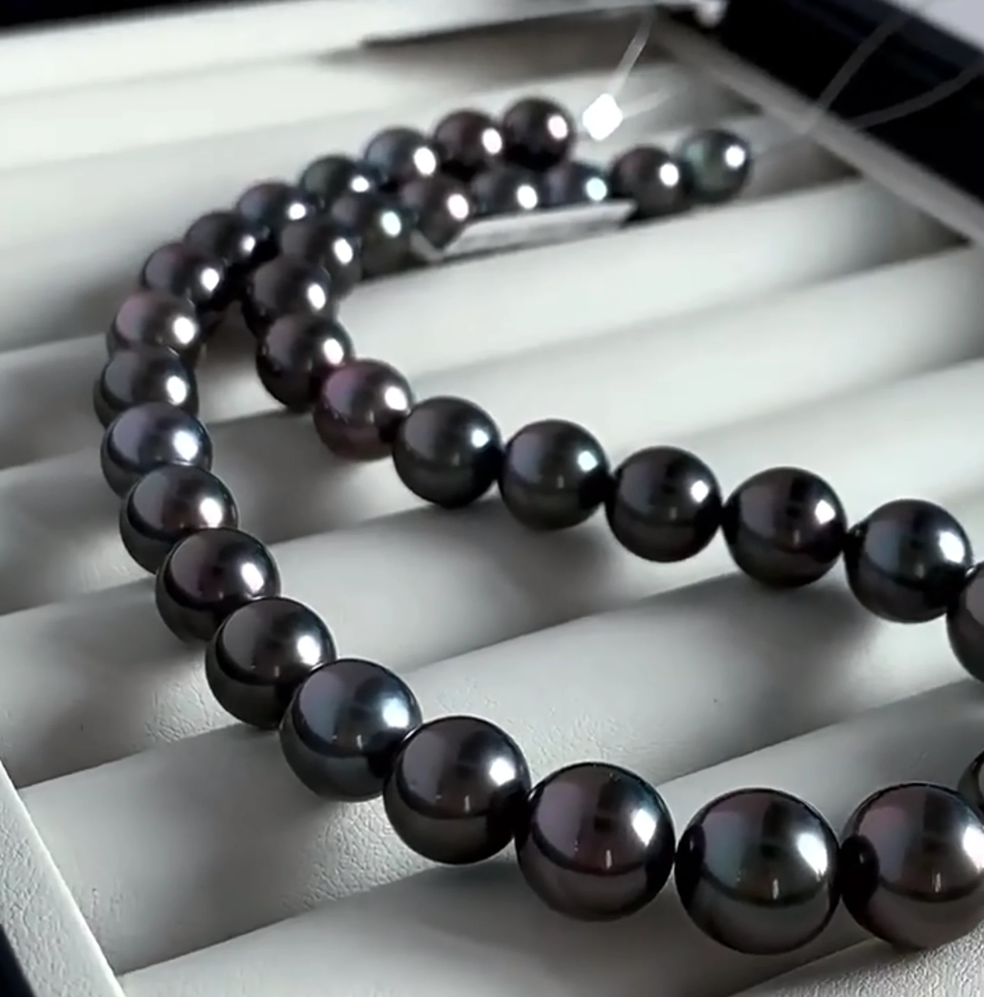 The Mesmerizing Spectrum of Tahitian Pearl Colors