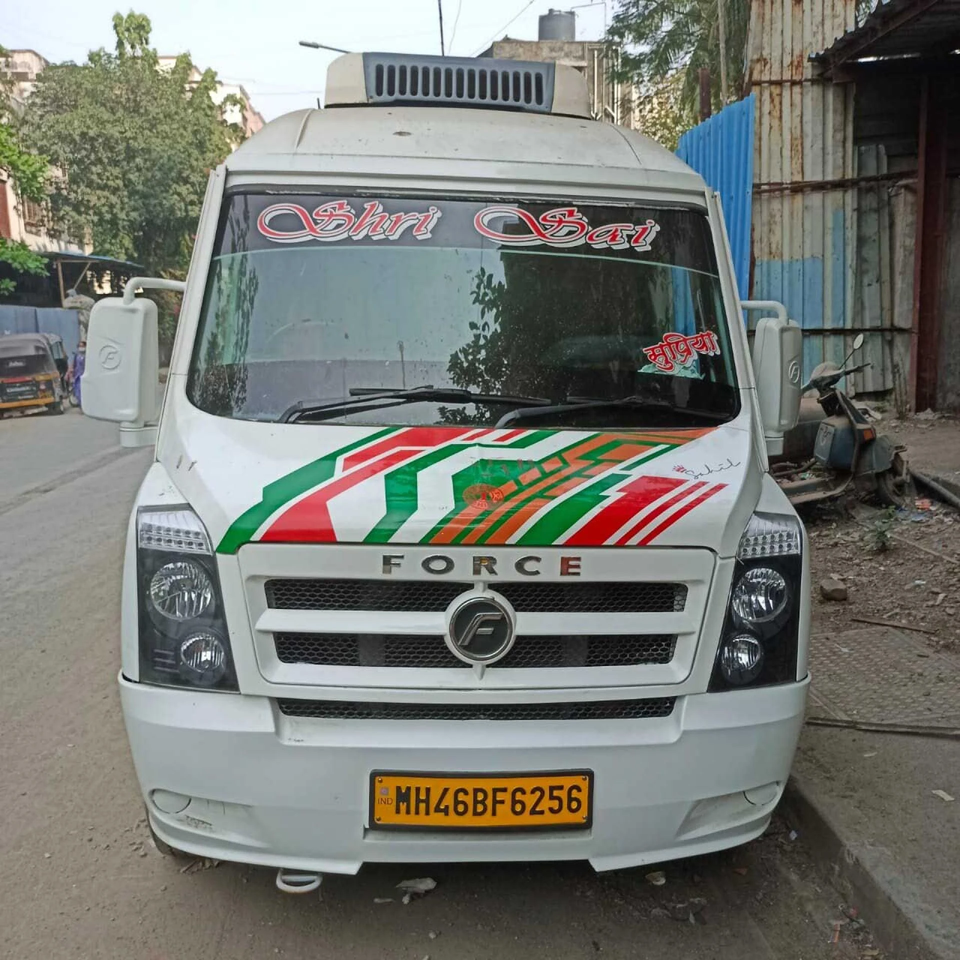 How to Get the Best Deals When You Hire Tempo Traveller in Mumbai