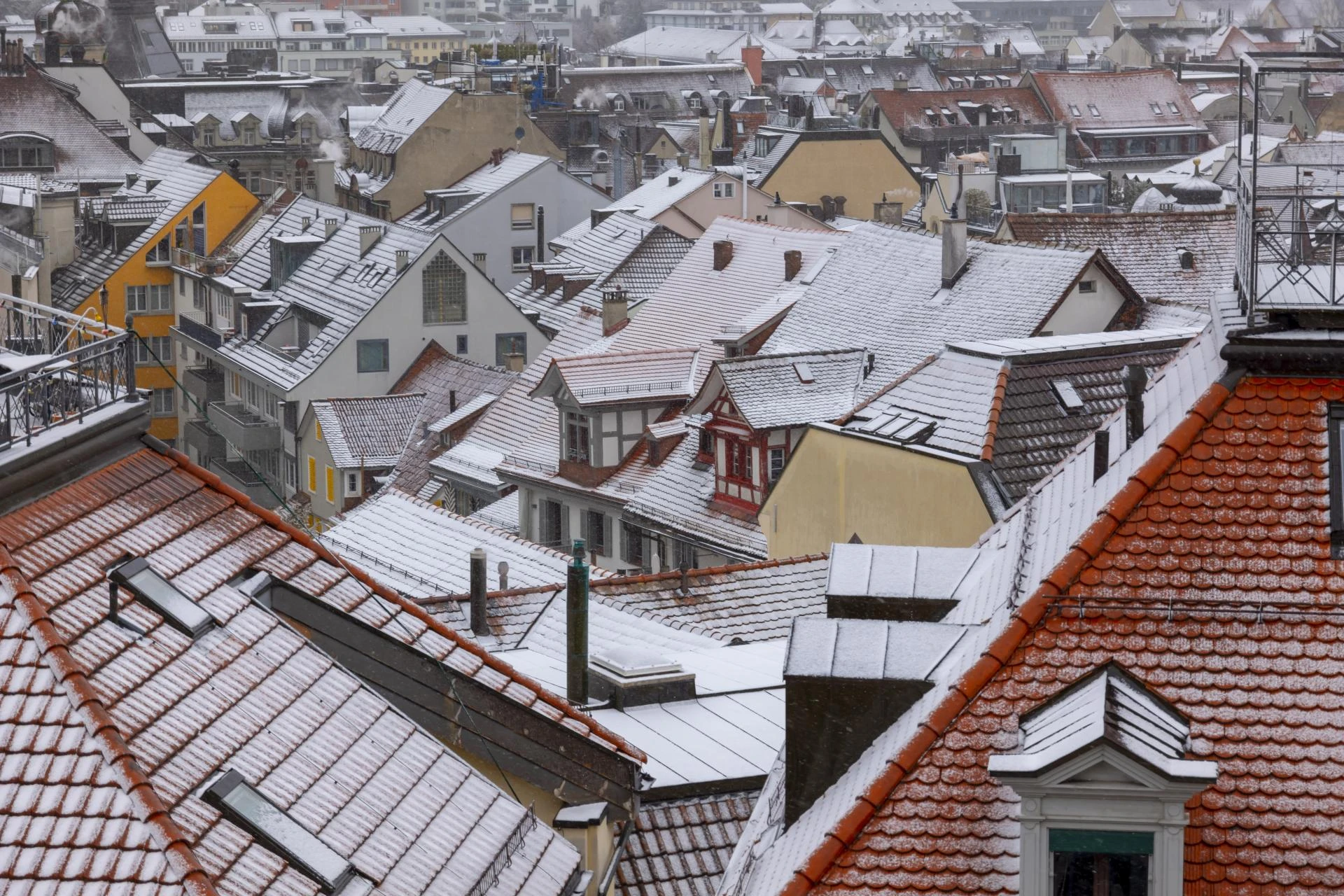 Flat Roofs in Winter: When and How to Clear Snow Safely
